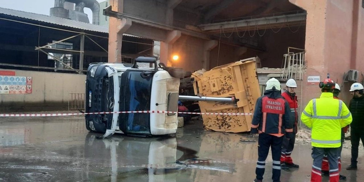 Mardin Artuklu'da Hafriyat Kamyonu Devrildi: 2 Yaralı!