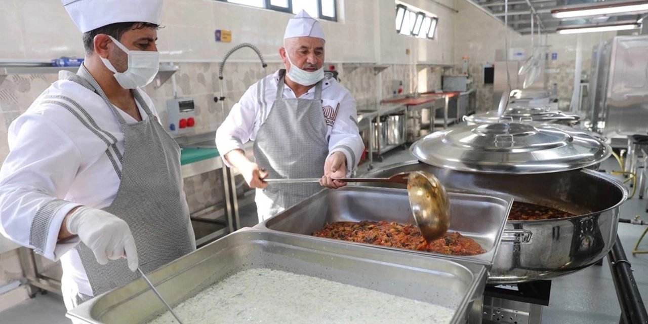 Mardin Büyükşehir Belediyesi, İhtiyaç Sahiplerine Her Gün Sıcak Yemek Ulaştırıyor!