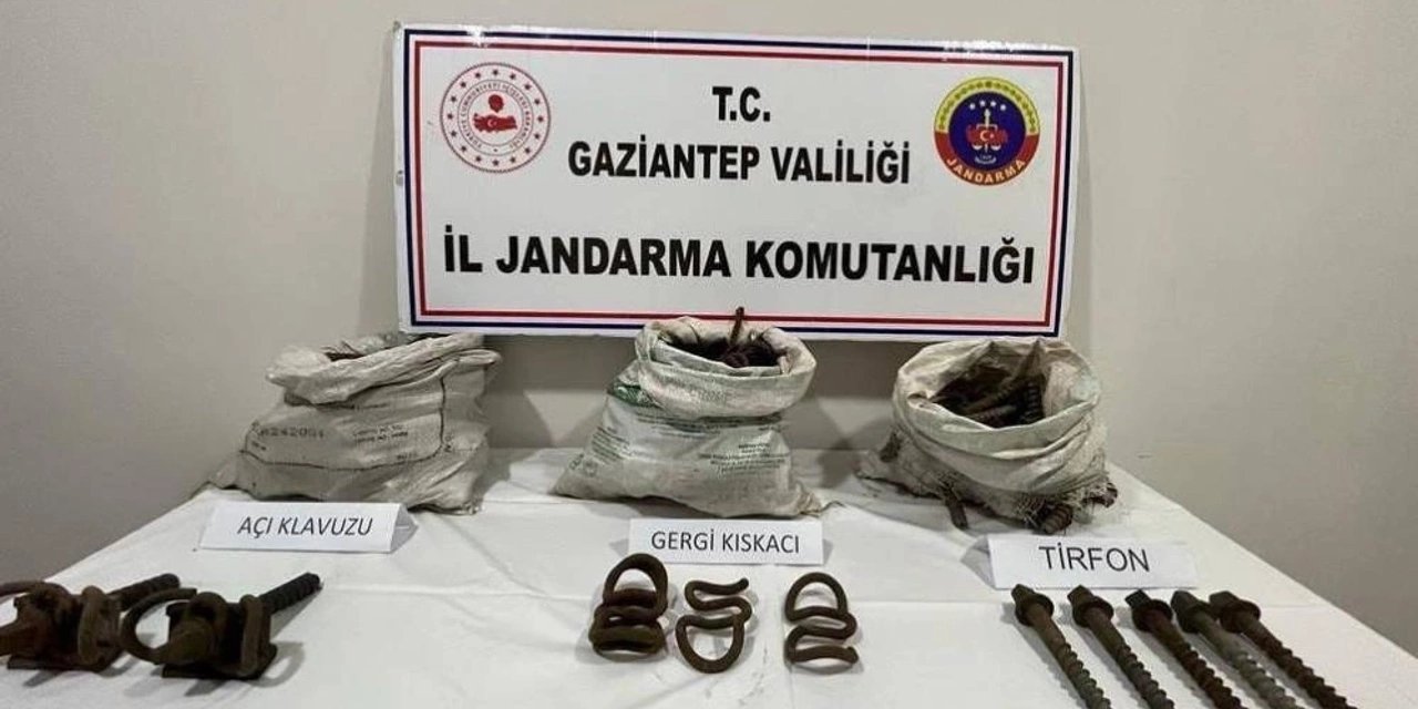 Tren Raylarını Çalan 2 Hırsız Jandarma Tarafından Yakalandı!