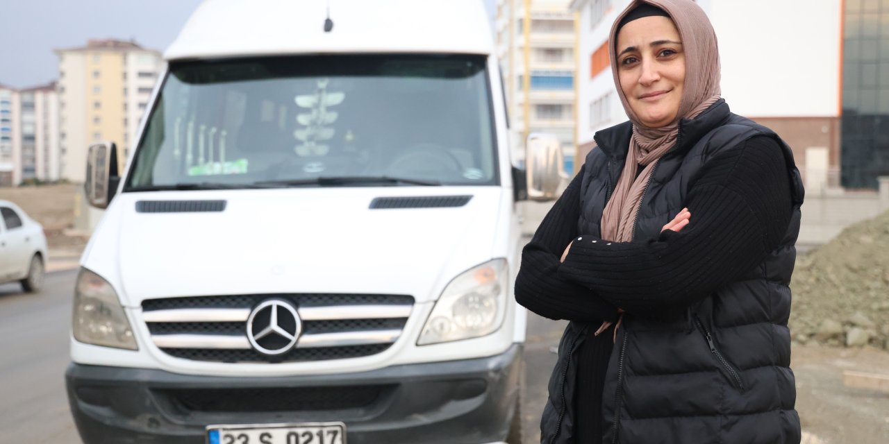 Elazığ'da Servis Şoförü Anne, Çocukları Okula Taşımanın Gururunu Yaşıyor!