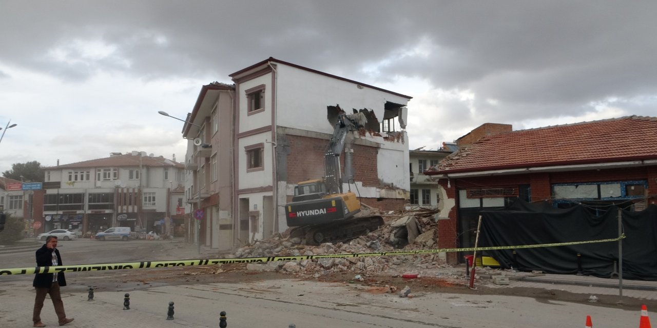 Ağır Hasarlı Binaların Yıkımı İlerliyor: Akçadağ, Depremden Sonra Yeniden Şekilleniyor!