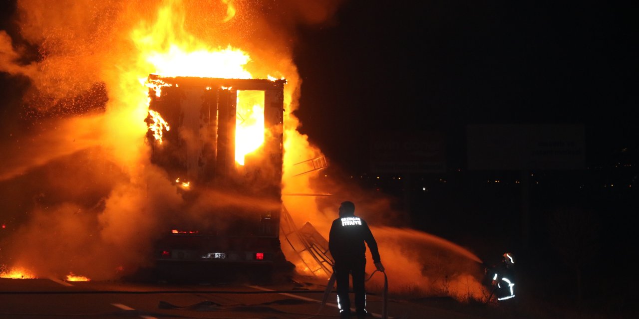 Erzincan'da Mobilya Taşıyan Tır Alev Toplarıyla Yanarak Kül Oldu