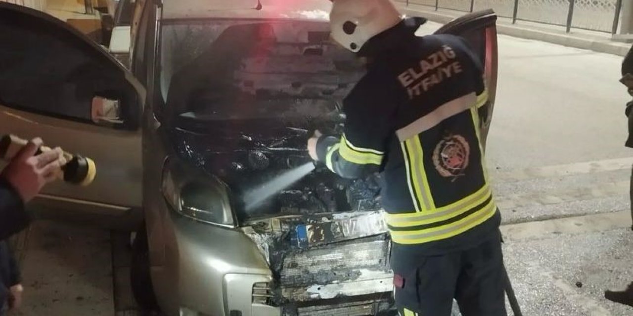 Mustafapaşa Mahallesi’nde Yangın Alarmı: Hafif Ticari Araç Alev Alev!