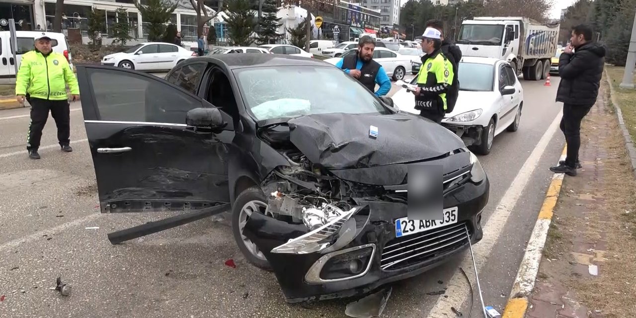 Trafik Kazası Dehşeti: Kavşakta 2 Otomobil, 1 Ticari Araç ve Cip Birbirine Girdi