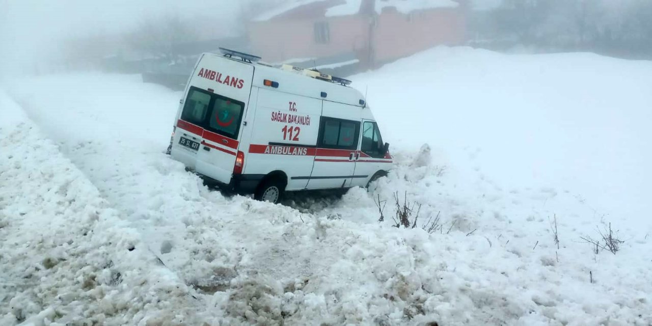 Buzlu Yolda Can Pazarı: Bingöl'de Ambulansın Kaymasıyla Meydana Kaza Meydana Geldi