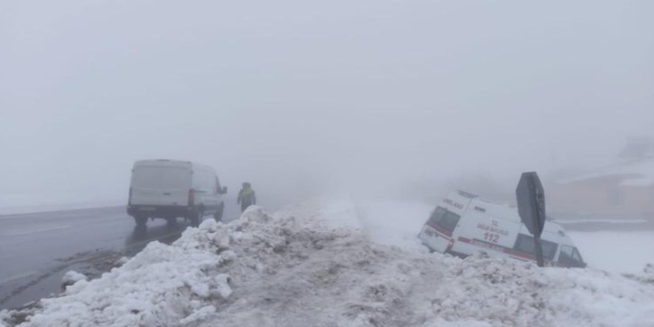 Karlıova-Bingöl Yolunda Ambulans Şarampole Devrildi