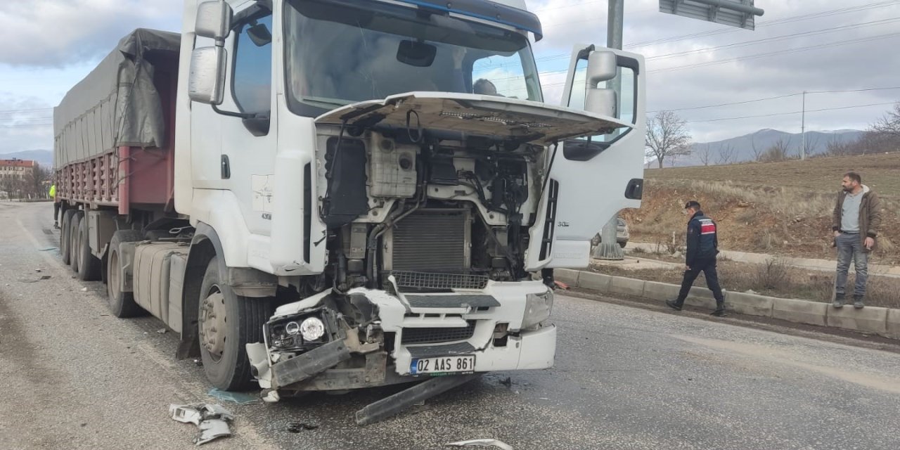 Sürücü Yaralı, Araçlar Hurdaya Döndü: Malatya'da Şiddetli Trafik Kazası!
