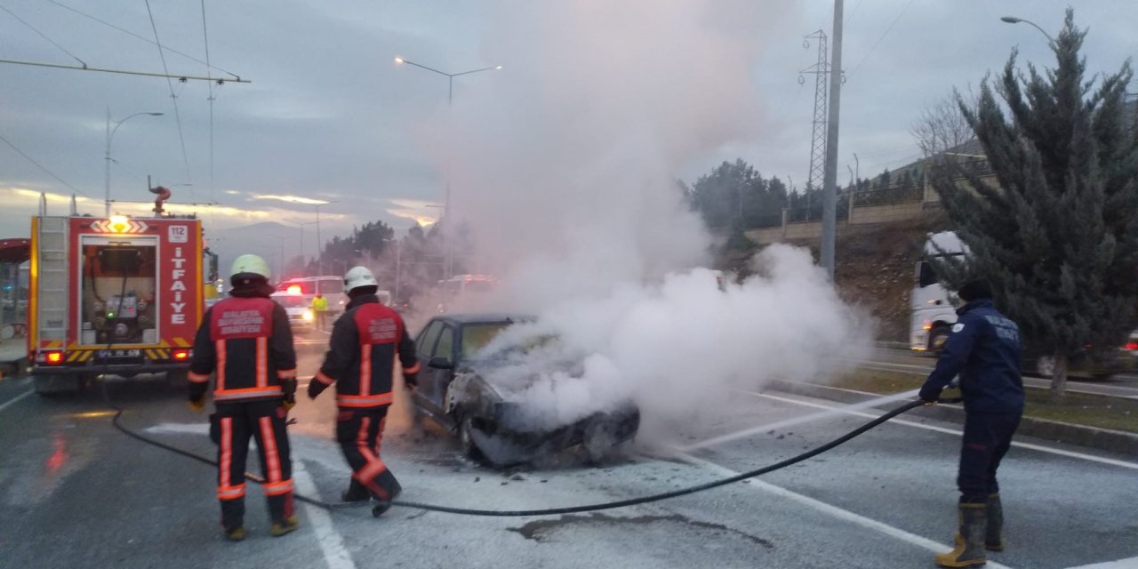 Malatya-Elazığ Karayolu Panikte: Seyir Halindeki Araç Yangınla Sarsıldı!