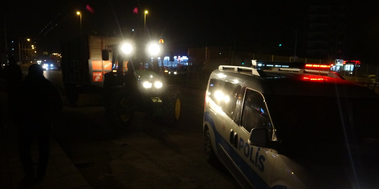 Kaza Anı Kamerada! Malatya'da Traktör ile Ticari Araç Çarpışması Görüntülendi