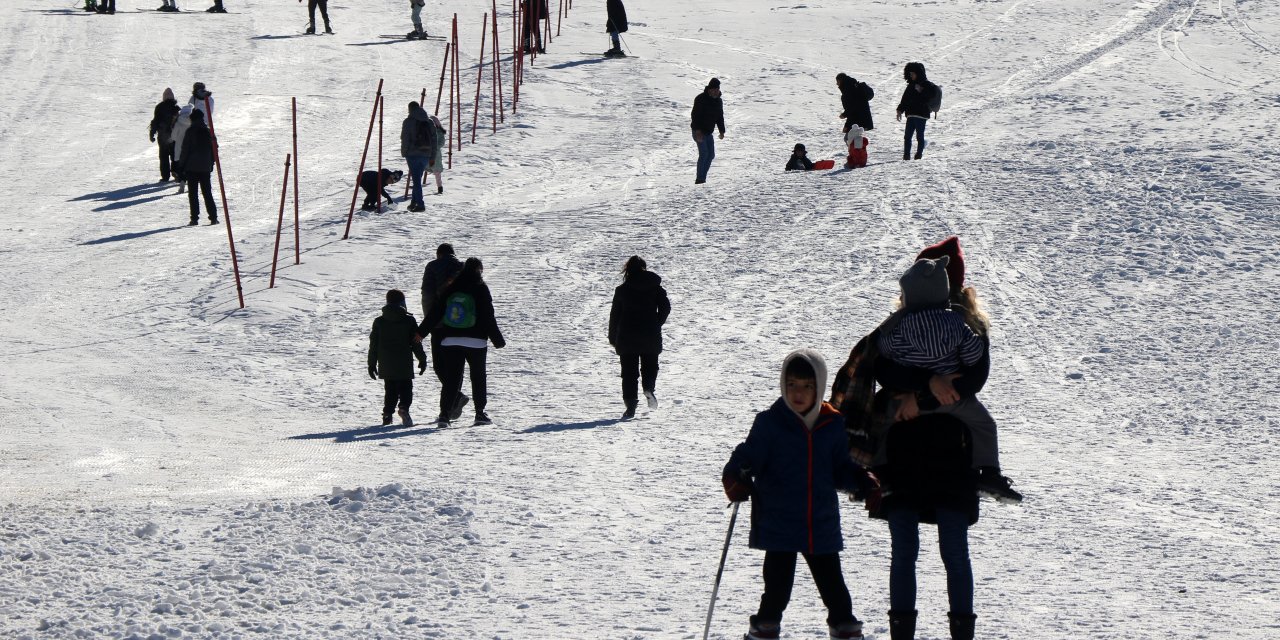 Erzincan Ergan Kayak Merkezi Sömestr Tatilinde Kayak Severlerle Dolup Taştı