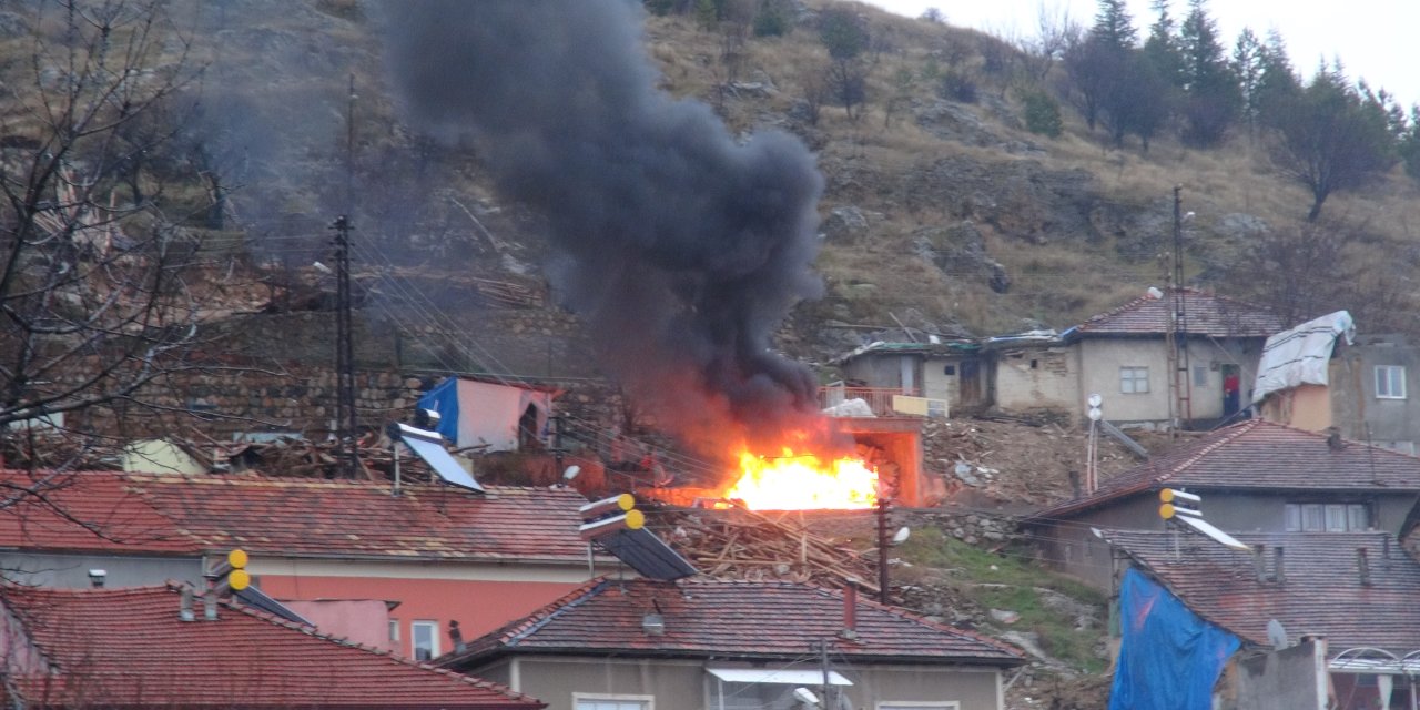 Doğanşehir'de Deprem Mağduru Alman Vatandaşın Çadırında Korkutan Yangın