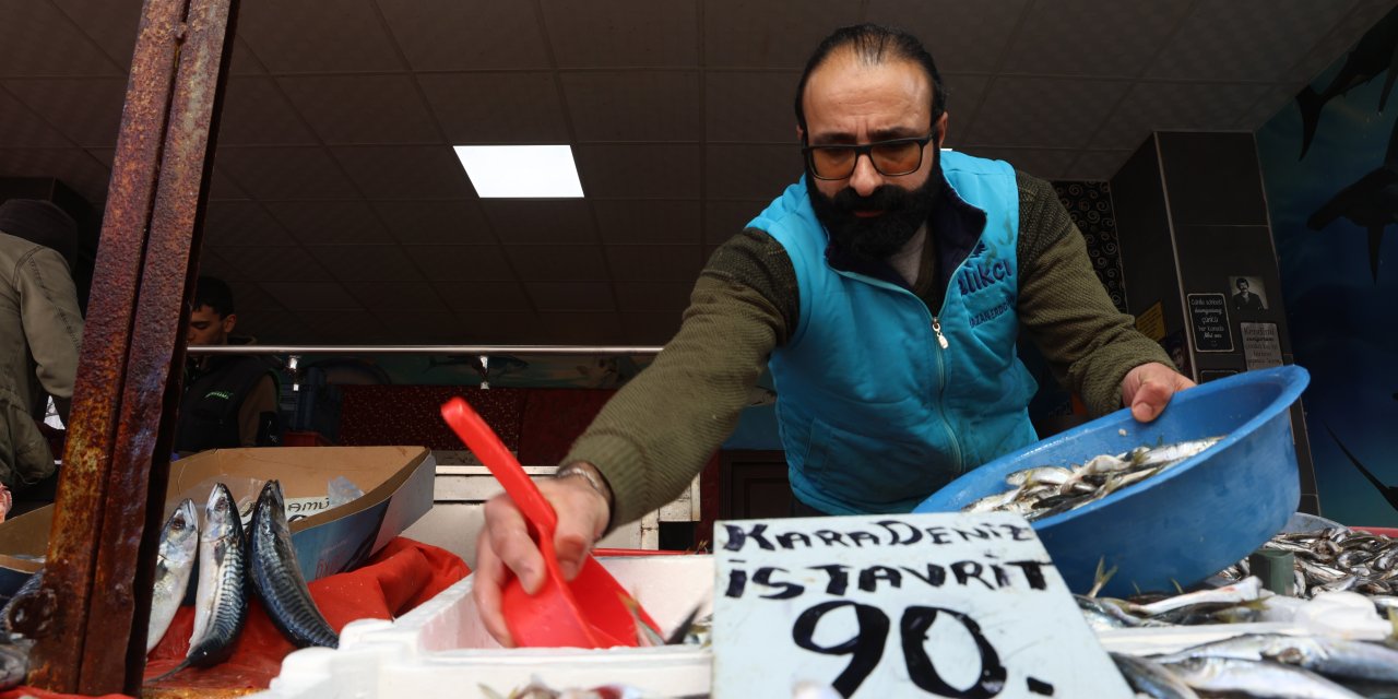 Elazığ'da Soğuk Hava, Balık Tezgahlarını Canlandırdı: Hamsi ve İstavrit Favori!