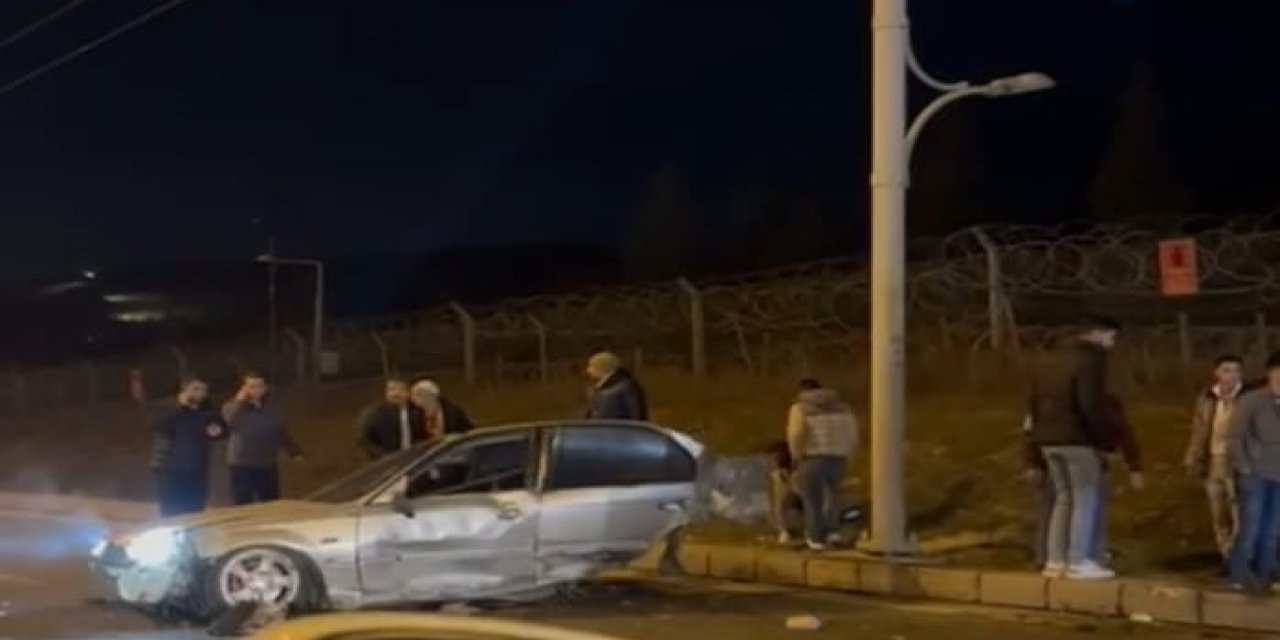 Malatya'da Korkunç Kaza: Otomobil Trambüs Direğine Çarptı, 3 Yaralı