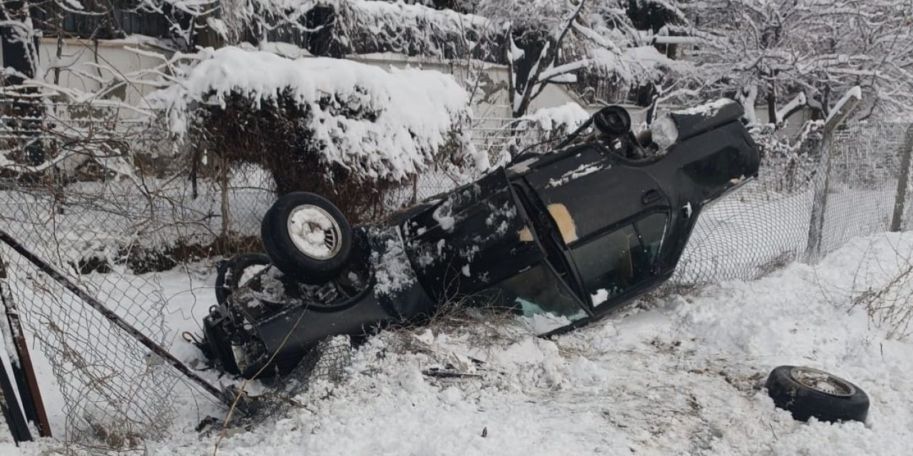 Elazığ'da Karın Zorlu Etkisi: Şarampole Devrilen Araçta 5 Yaralı