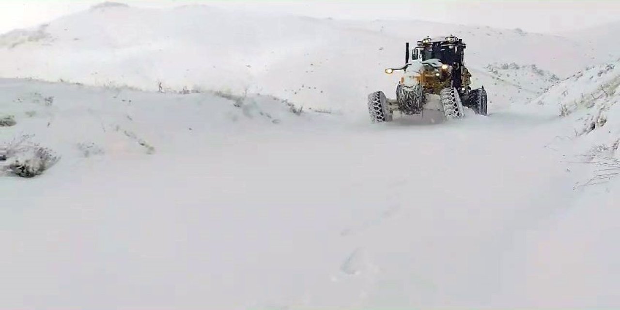 Elazığ'da Beyaz Örtüye Gömülen Köyler: 465 Yol Karla Kapanırken Ekipler Çalışıyor