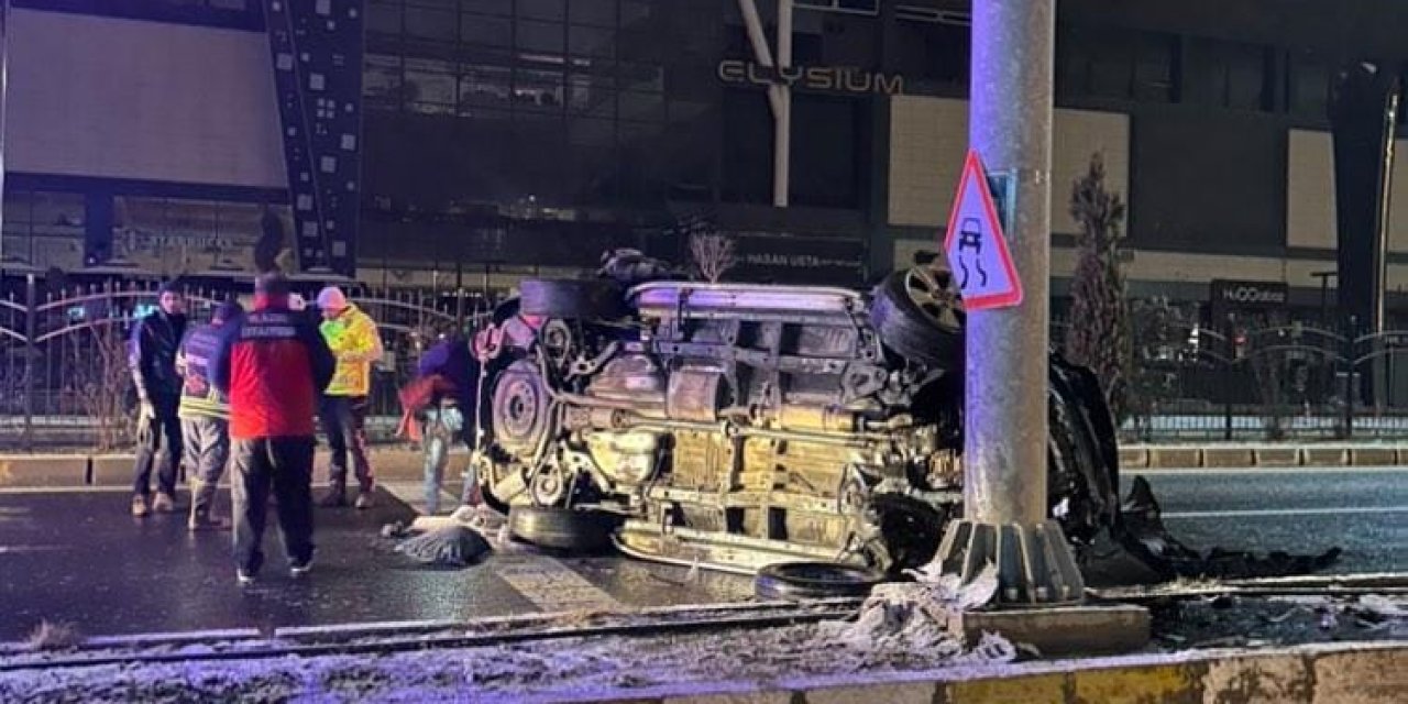 Buzlu Yolda Kaza Faciası: Elazığ'da Cip Kontrolden Çıkarak Aydınlatma Direğine Çarptı, 6 Kişi Yaralandı