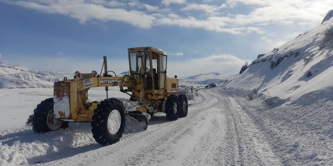 Erzincan'ın Tercan İlçesinde Karla Mücadele: Köy Yolları Ulaşıma Açılıyor