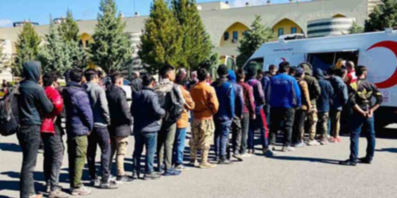 Van'da Yapılan Jandarma Operasyonunda 97 Düzensiz Göçmen Yakalandı