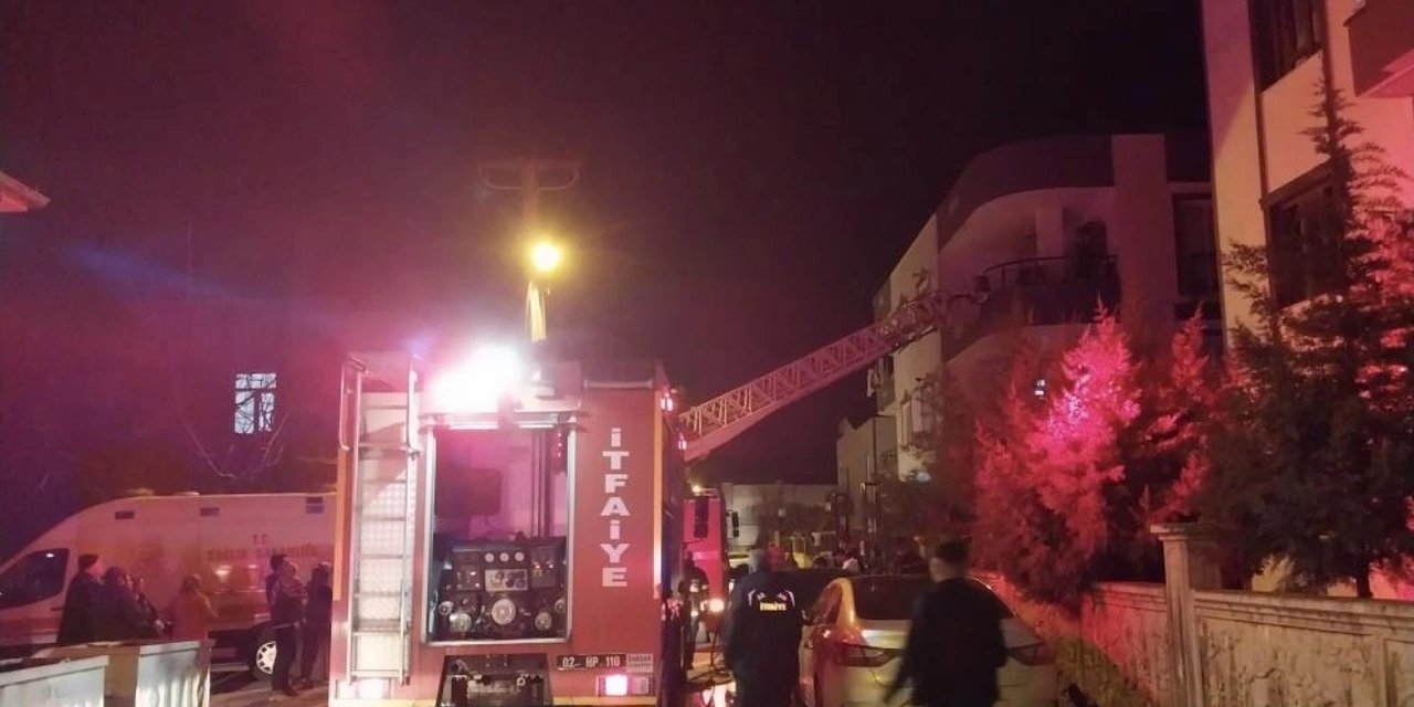 Bina İçerisinde Çıkan Yangında 4 Kişi Dumandan Etkilendi