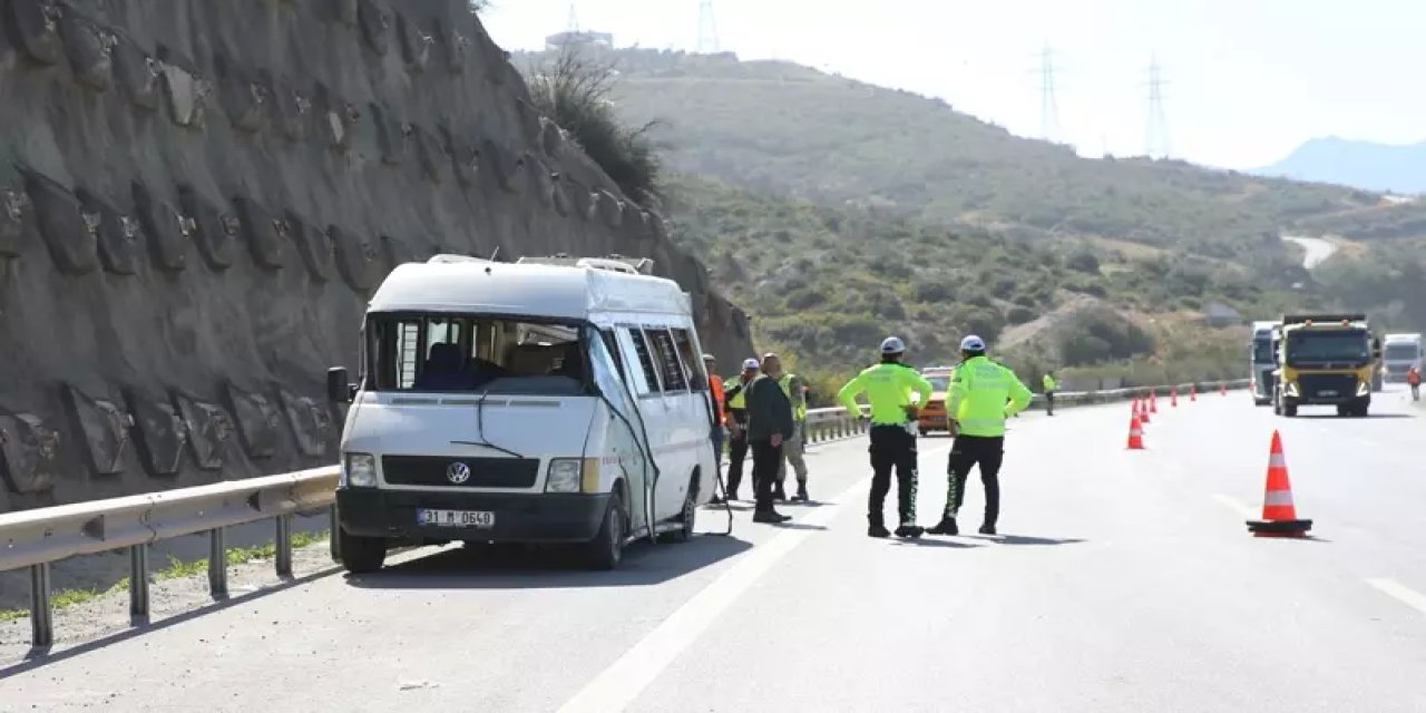 Seyir Halindeki Minibüsün Lastiği Patladı! 12 Kişi Yaralandı