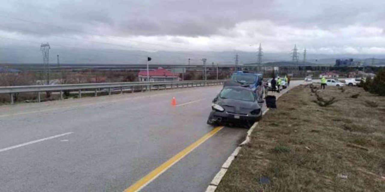 Kaza Yapan Otomobilde 1'i Polis 2 Memur Yaralandı