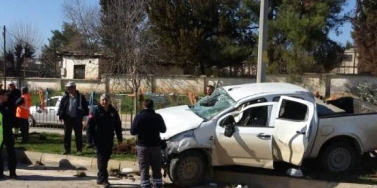 Adıyaman'da Kamyonet Refüje Çarptı, 3 Kişi Yaralandı