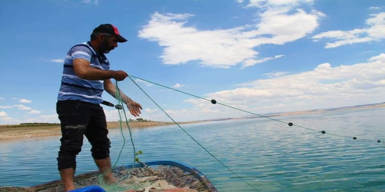 İç Sularında Balık Avı Yasaklandı: Balıkçılar Teknelerini Karaya Çekti