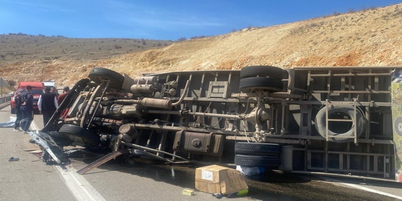 Malatya-Kayseri Yolunda Kontrolden Çıkan Kamyon Kaza Yaptı: Bir Kişi Yaralı