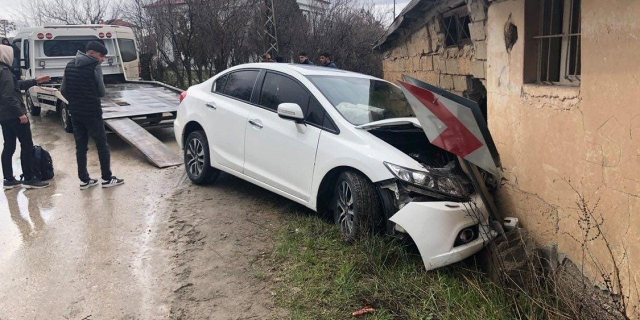 Elazığ'da Otomobil Ev Duvarına Çarptı