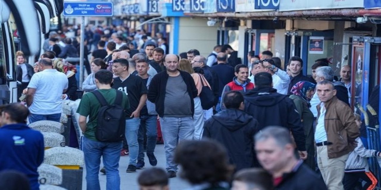 Otogar ve havalimanlarında yoğunluk devam ediyor