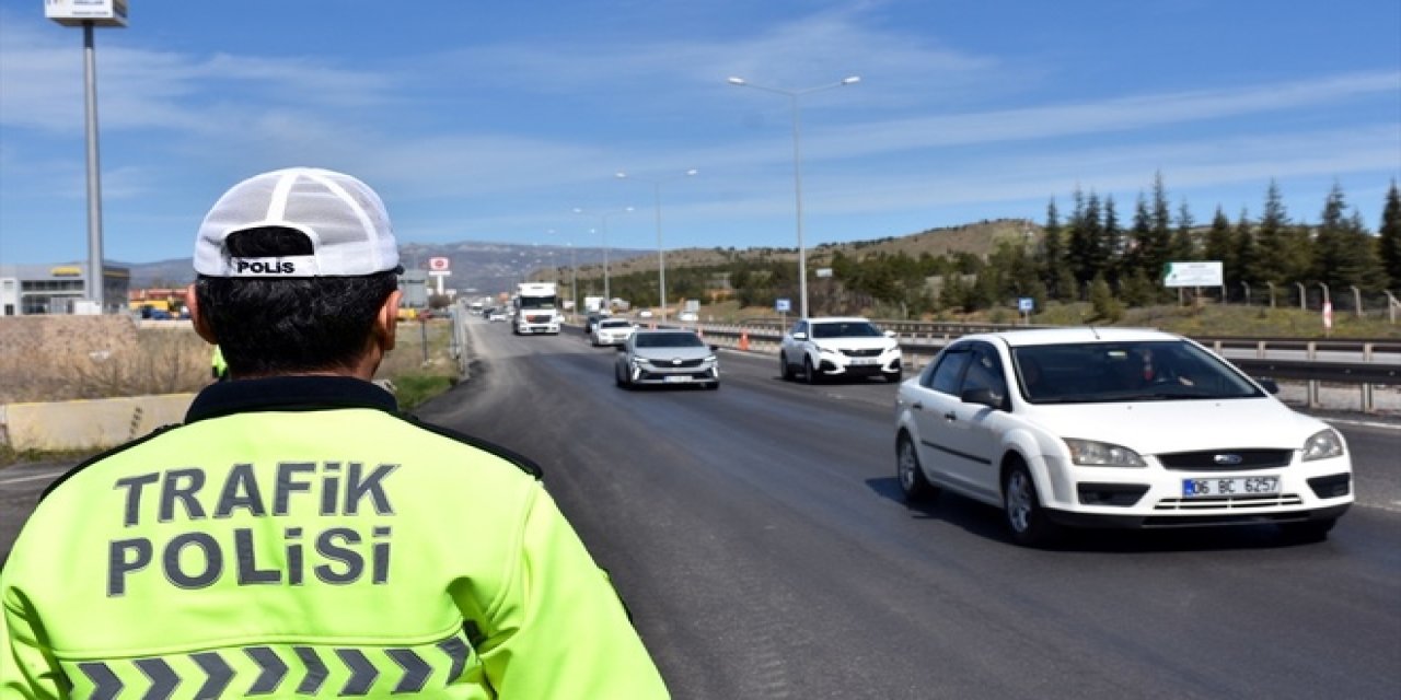 Uzun yola çıkacaklar dikkat! Kilit kavşaklardan birinde bayram yoğunluğu yaşanıyor