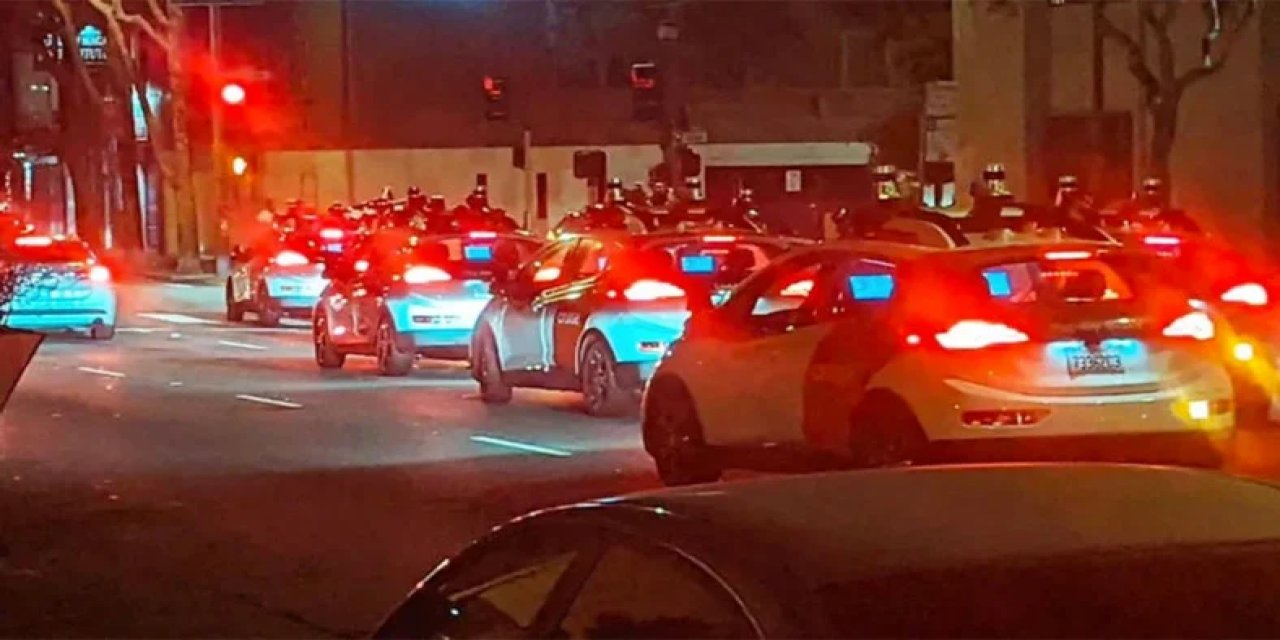 Robot Taksi Karmaşası: Waymo Araçları San Francisco Otobanını Tıkadı
