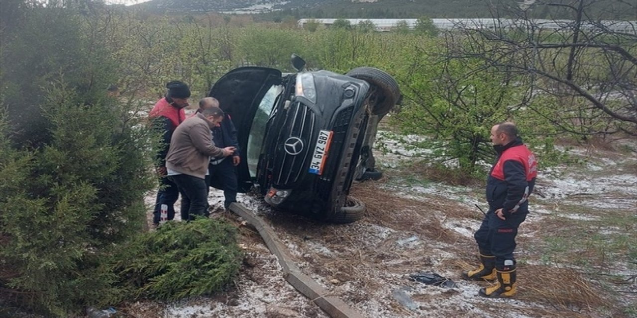 Minibüs bahçeye devrildi: Ölü ve yaralılar var!