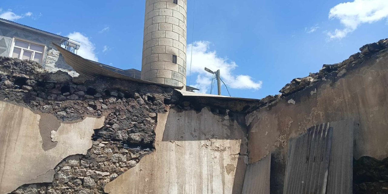 Tunceli'de Cihangir Köyü Camii'nde Korkutan Yangın Meydana Geldi