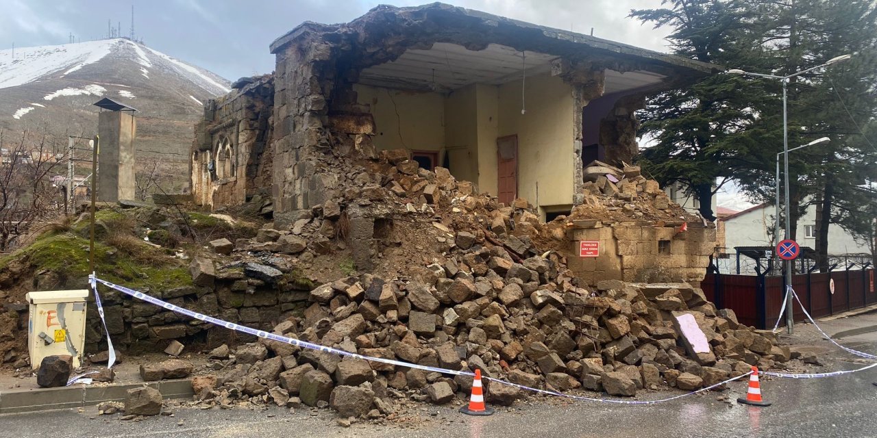 Bitlis’te sağanak yağışla bir taş ev yıkıldı.