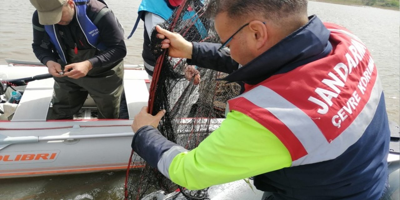 İstanbul'da Yasadışı Balık Avcılığı Denetimi: Binlerce Metre Ağ Ele Geçirildi