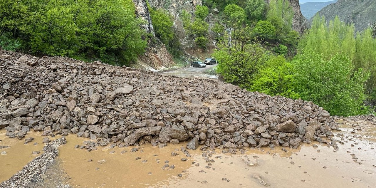 Pülümür'de Sağanak Yağış ve Dolu Felaketi: Ulaşım Aksadı, Kurtarma Çalışmaları Sürüyor