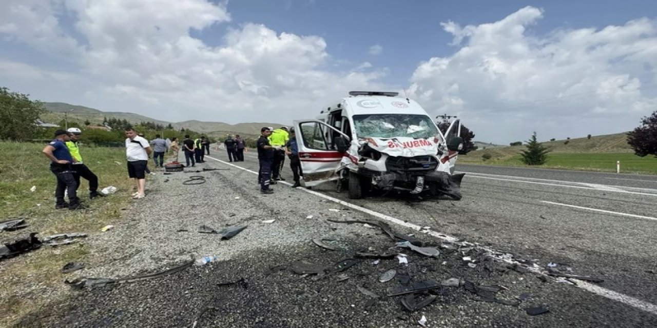 Ambulans ile hafif ticari araç çarpıştı: 6 yaralı!