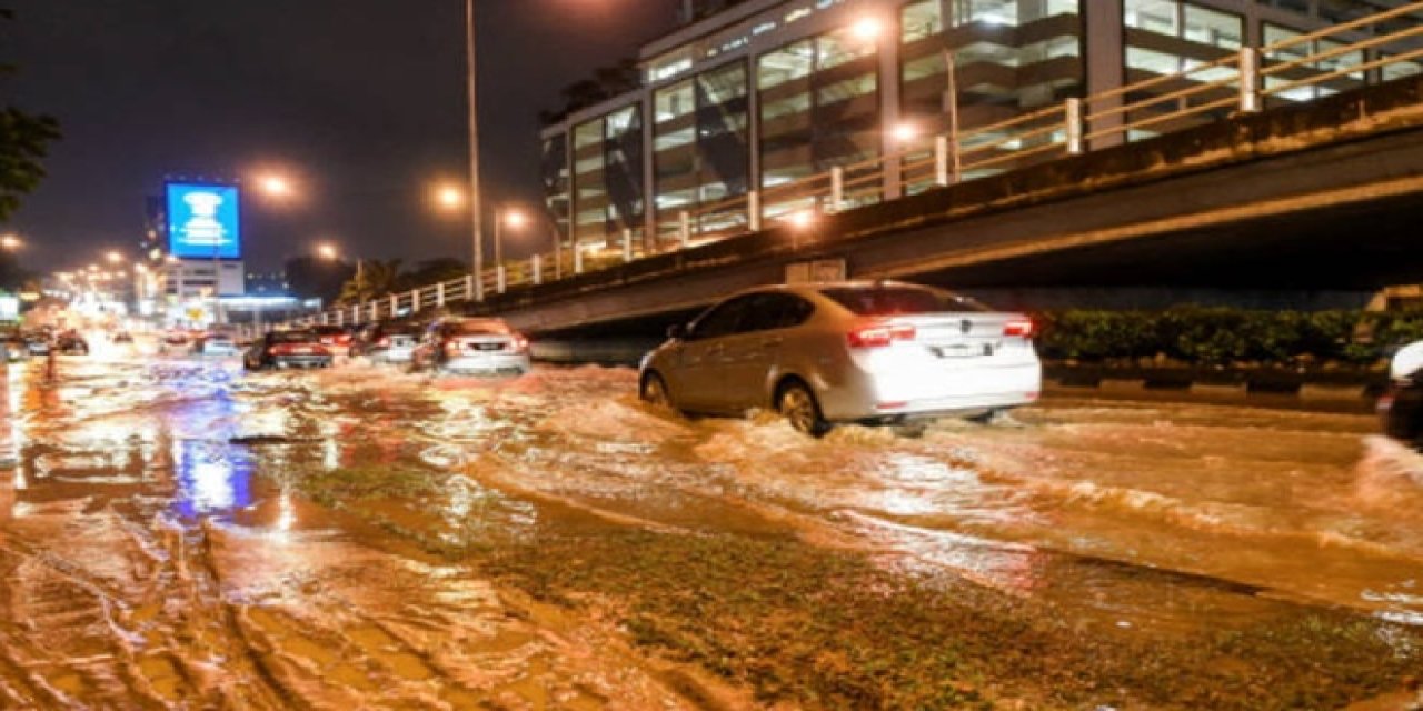 Kuvvetli Yağış İskenderun'u Vurdu: Caddeler Sular Altında