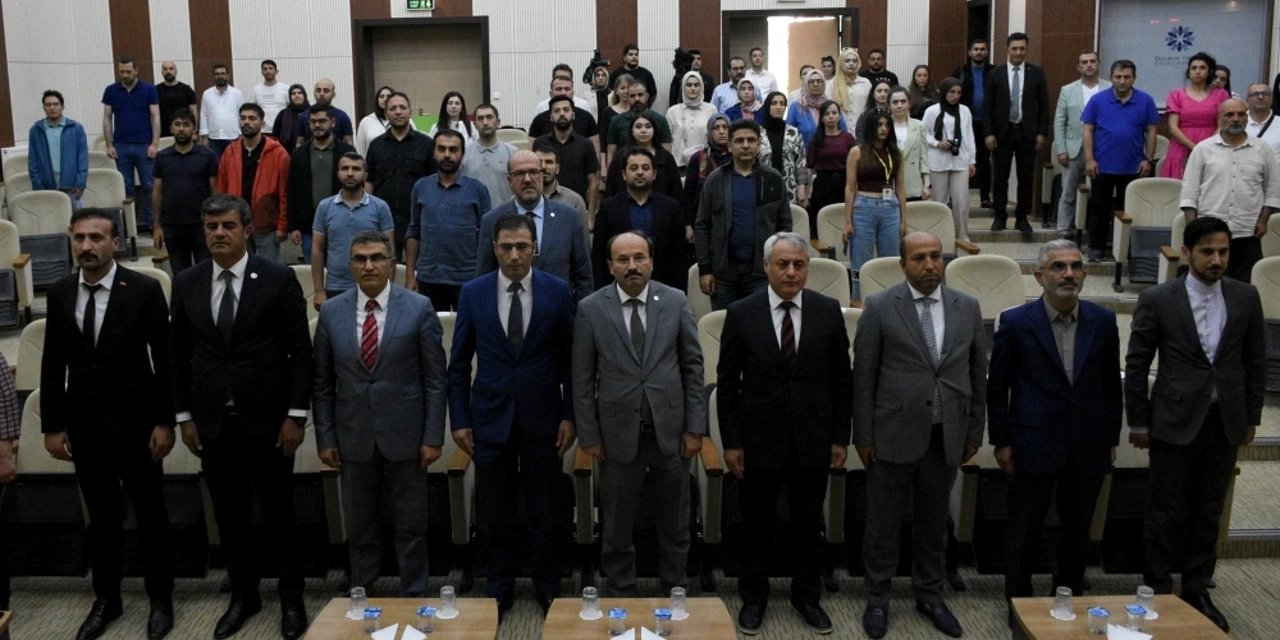 Erzurum'da Cumhuriyet dönemi darbelerinin evreleri ve sonuçları konferansı düzenlendi