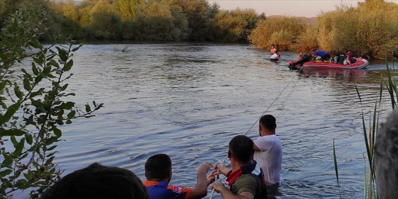 "Bingöl'de Murat Nehri'nde Mahsur Kalan 3 Kişi AFAD Tarafından Kurtarıldı"