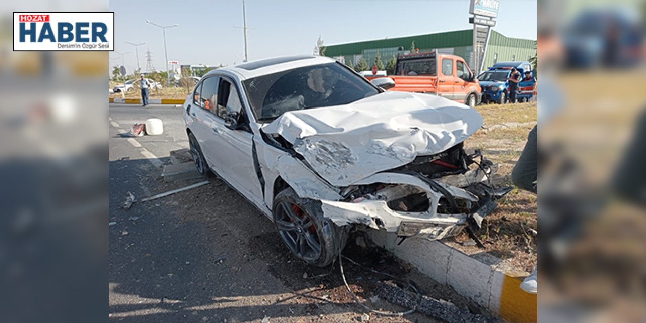 Hafif ticari araç ile otomobil çarpıştı: 3 yaralı