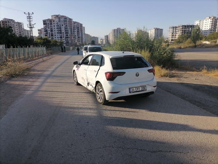 Zincirleme Kaza: 3 Araç Çarpıştı, 2 Kişi Yaralandı