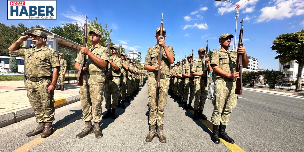 Komandolardan cadde ortasında zeybek gösterisi