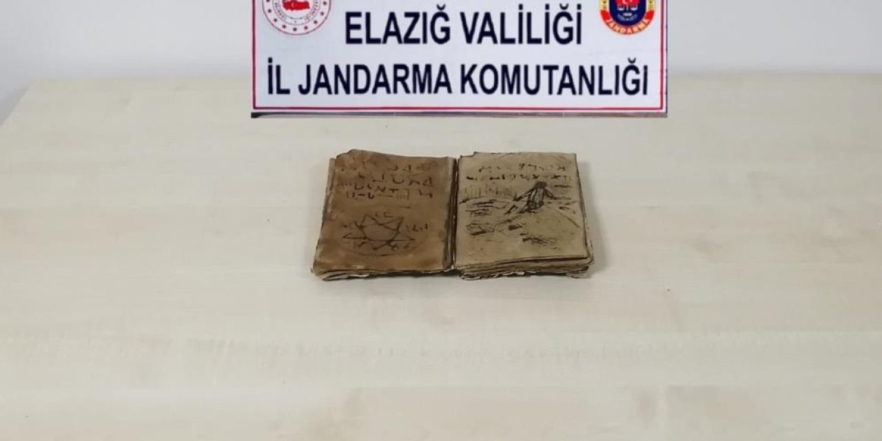 Jandarma Ekipleri, Elazığ'da Tarihi Değeri Olan Kitabı Yakaladı