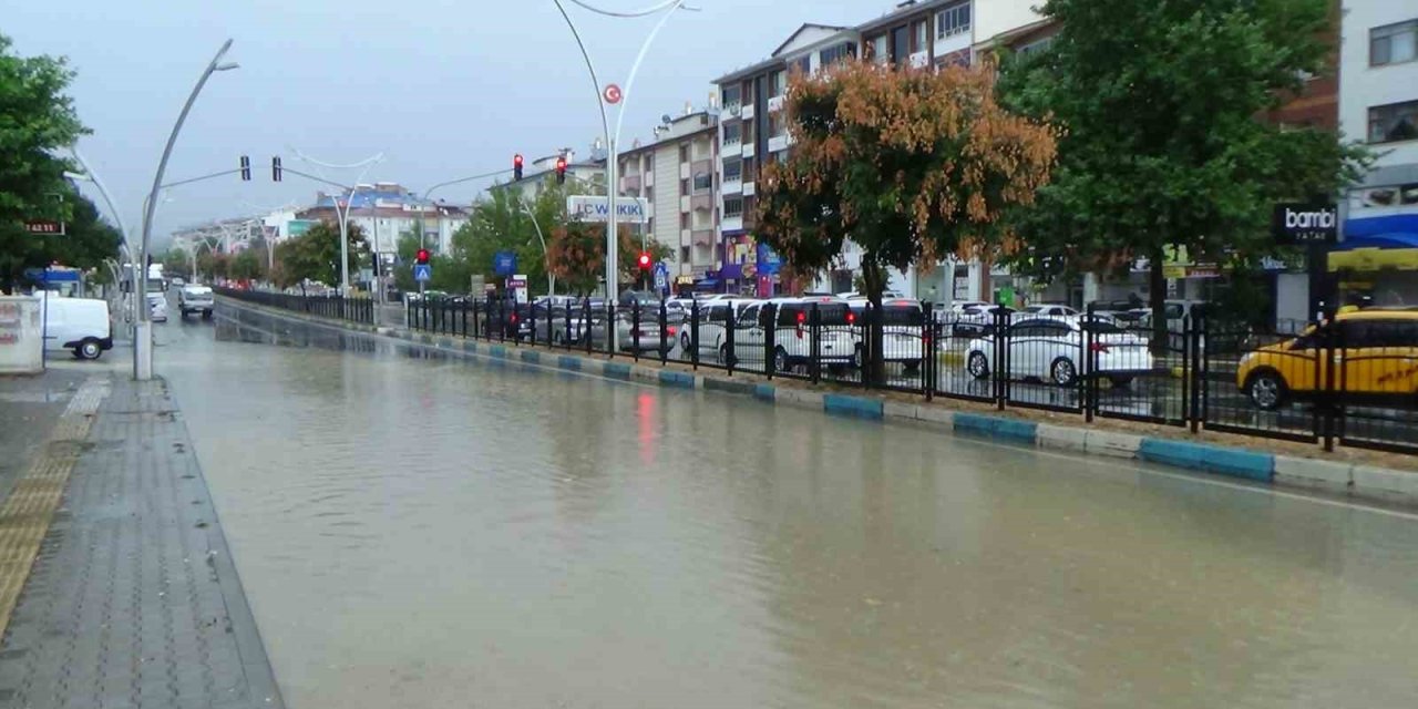 Tunceli’de sağanak sonrası yollar göle döndü, vatandaş tepki gösterdi