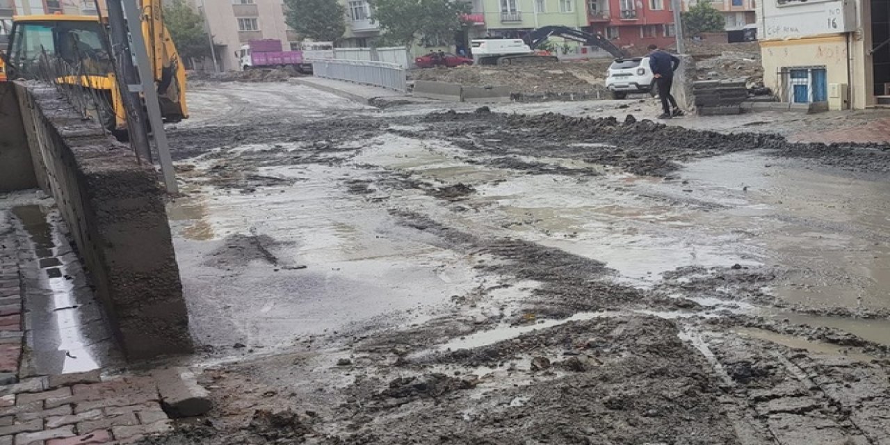 Esenyurt'ta değişmeyen manzara: Dere taştı sokakları su bastı