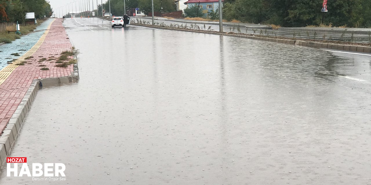 Elazığ’da yollar göle döndü, bahçe ve ahırları su bastı