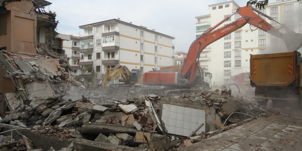 Malatya'da Depremlerin Ardından Yıkım Çalışmaları Hızla Devam Ediyor