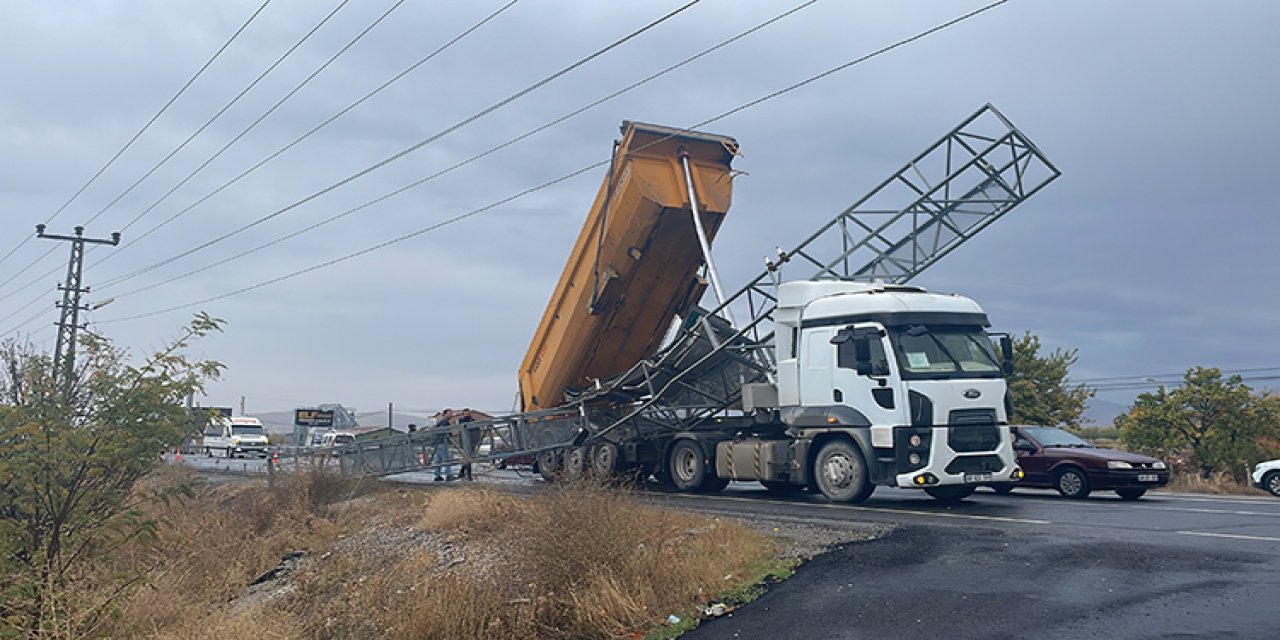 Trafik Faciası: Kamyon Dorsesi Panoya Çarptı!